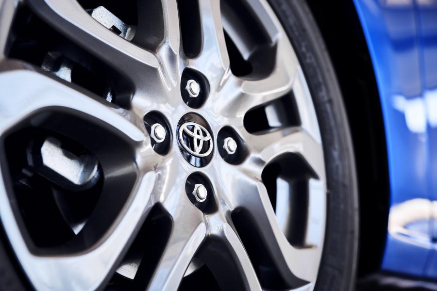 Колеса Toyota Yaris XLE Hatchback 2019 года  (NA) (фото 9 из 40)